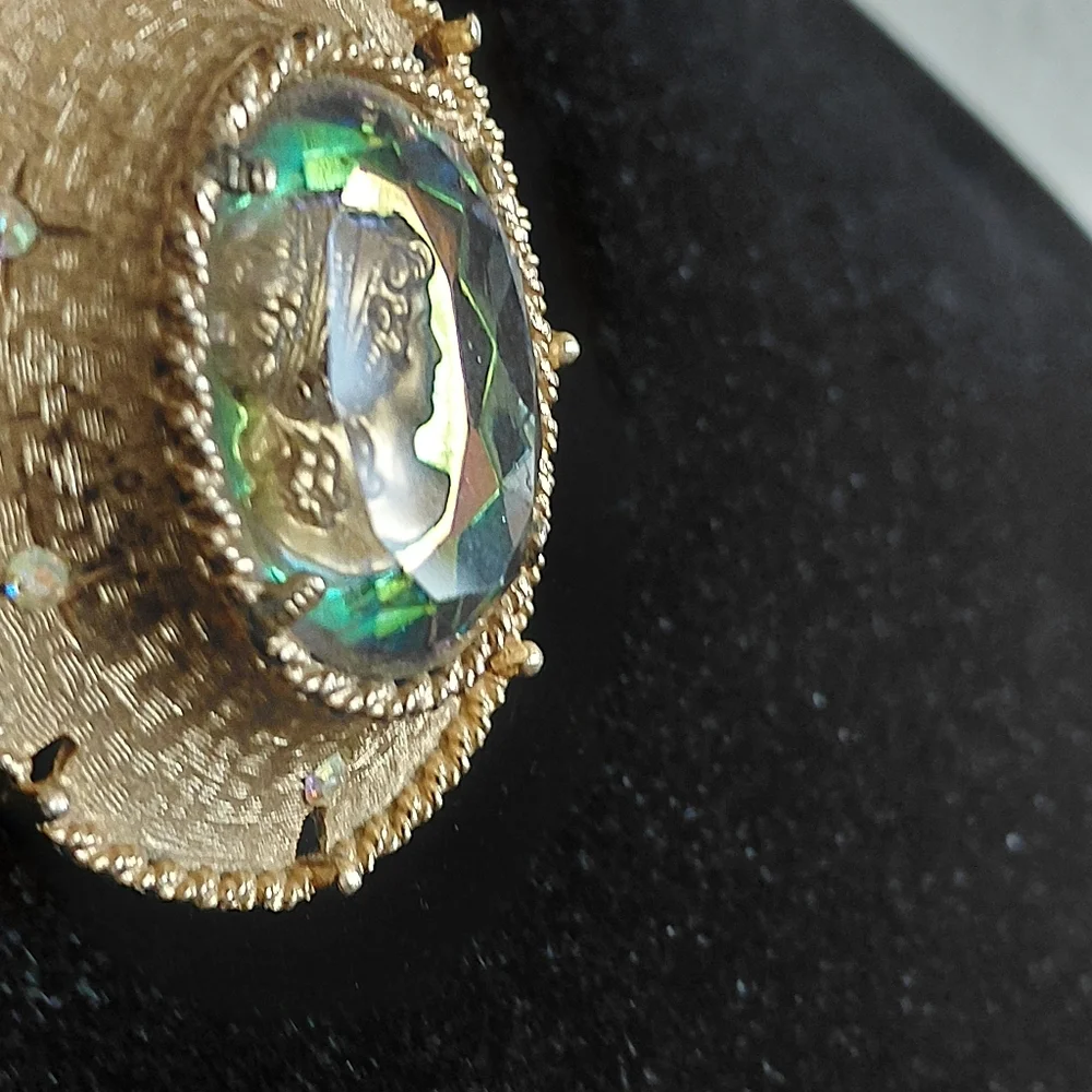 1968 Judy Lee Faceted Heliotrope Glass Reverse Cameo Broch  Enhancer Aurora Bor